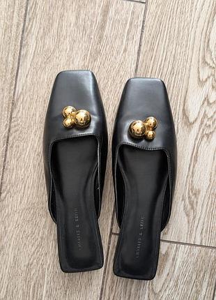 Мюли charles and keith с квадратным носком