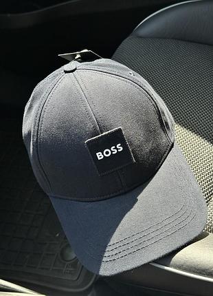 Темно-синя  кепка (hugo boss)