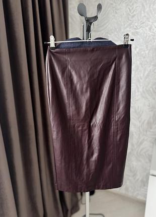 Неймовірна шкіряна спідниця в кольорі бургунді, розмір s, m&s