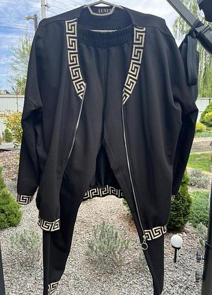 Стильний чорний костюм-двійка з грецьким орнаментом (меандр) versace style