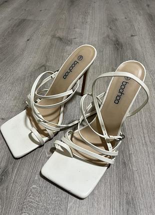 Босоніжки на підборах білі boohoo