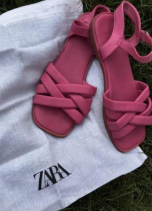 Босоніжки zara kids шкіряні, яскравого кольору🌺