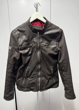 Темно-коричнева шкіряна куртка superdry розмір s