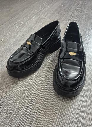 Черные лакированные лоферы на массивной подошве bershka 39