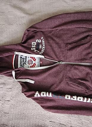 Мужская толстовка с капюшоном на молнии от бренда superdry. она имеет маркировку размера m 
​