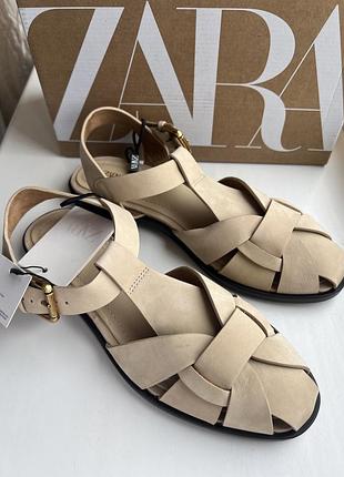Жіночі шкіряні сандалі zara бежевого кольору розмір 37