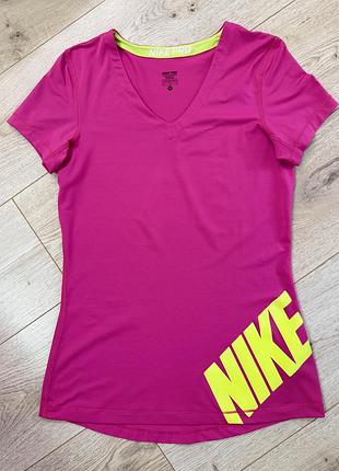 Яскраво-рожева жіноча спортивна футболка від бренду nike pro з v-подібним вирізом і неоново-жовтим написом, оригінал, розмір м