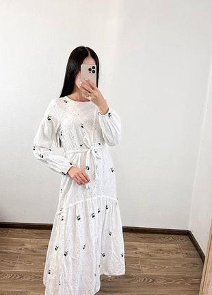 Платье длинное с вышитыми цветами