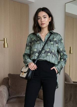 Блуза бренда zara с красивым принтом
замеры:пог-53 см; длина изделия - (66-87), длина рукава -56 см.