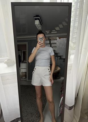 Білі шорти zara з гудзиками високі