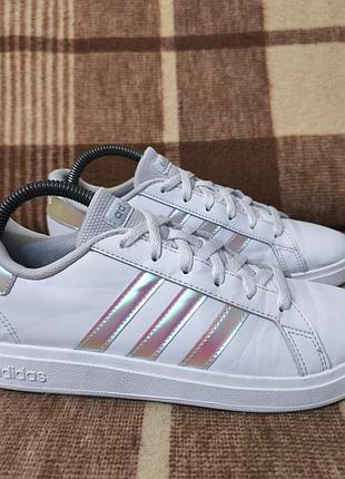 Женские кроссовки adidas
