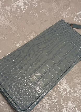Жіночий шкіряний гаманець на блискавці.