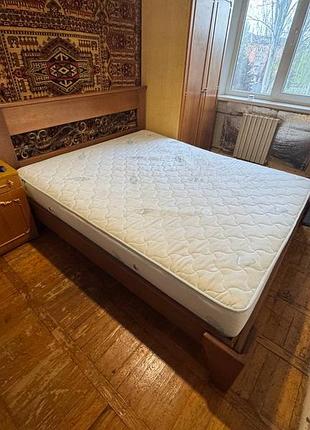 Двоспальне ліжко з натурального дерева