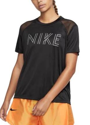 Чорна спортивна футболка від nike  розмір s