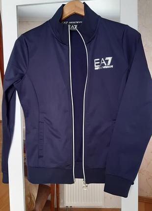 Teмно-синяя спортивная олимпийка ea7 emporio armani с белым логотипом.
