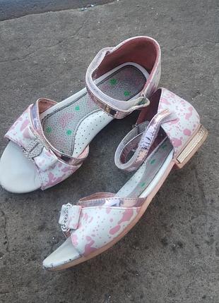 Детские босоножки