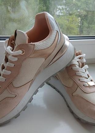 Невероятно красивые кроссовки bata