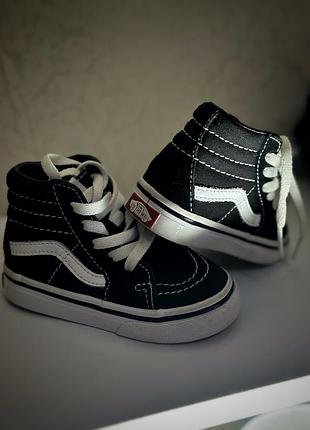 Стильні кросівки vans