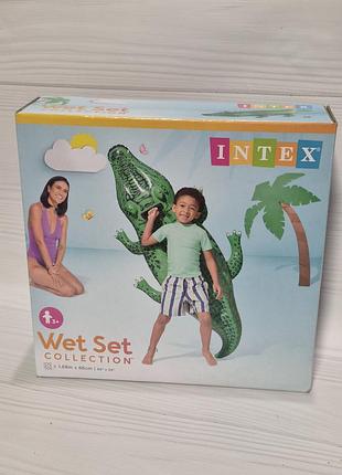 Надувной плот-игрушка для катания intex в виде крокодила.
