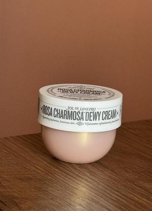 Новинка! крем для тіла sol de janeiro mini rosa charmosa™ dewy body cream with rosewater + crystal peptides 25 ml