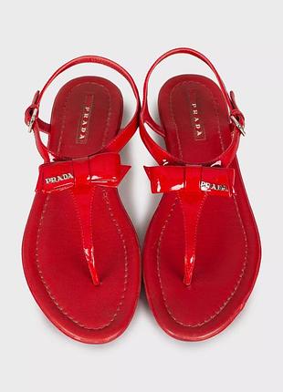 Яскраві оригінальні сандалії prada