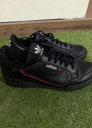 Оригінальні кросівки adidas