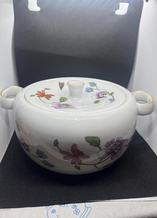 Порцелянова супниця з кришкою від британського бренду royal worcester з серії astley.