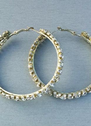 Серьги женские кольца из серебристого металла с белыми камнями3 фото