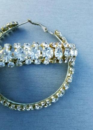 Серьги женские кольца из серебристого металла с белыми камнями7 фото