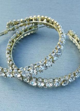 Серьги женские кольца из серебристого металла с белыми камнями8 фото