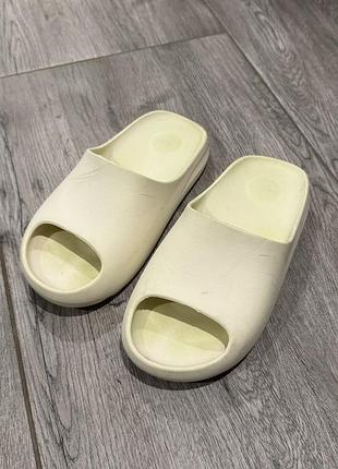 Шльопанці в стилі adidas yeezy slide 33 розмір , 21 см