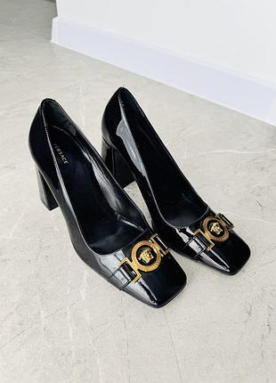 Туфлі versace
