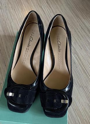 Чорні туфлі на каблуку замшеві clarks