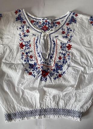 Жіноча блуза в етнічному стилі (вишиванка), розмір 16 (л),белая блуза new look с красной и синей вышивкой, завязками с кисточками и эластичным низом.
