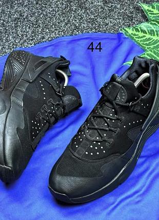 Кросівки nike huarache utility triple розмір 44 28 сантиметрів