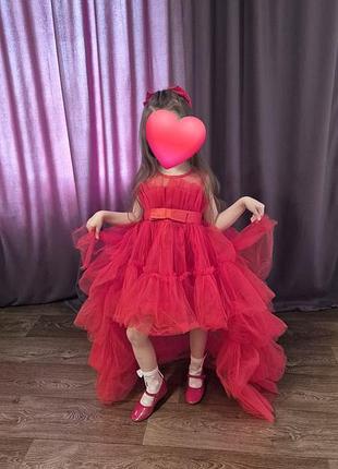 Праздничное платье красное со шлейфом 4-5 лет