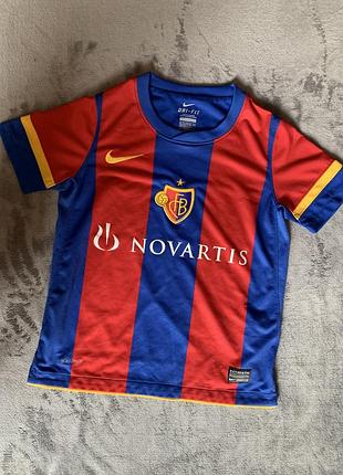 Дитяча футбольна футболка nike fc basel домашнього сезону 2010–2012 років у червоно-синю смужку.