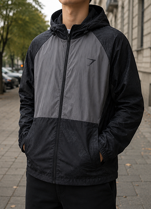 Легкая ветровка от бренда gymshark