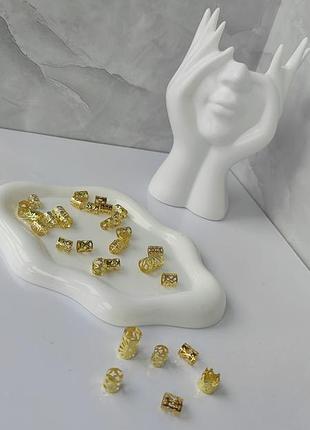 Металлические кольца или манжеты для волос, которые используются как украшения для косичек, дредов или афрокосичек.