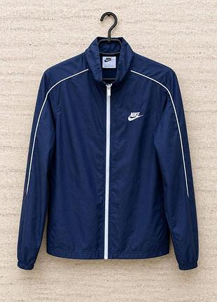 Легкая и стильная ветровка nike