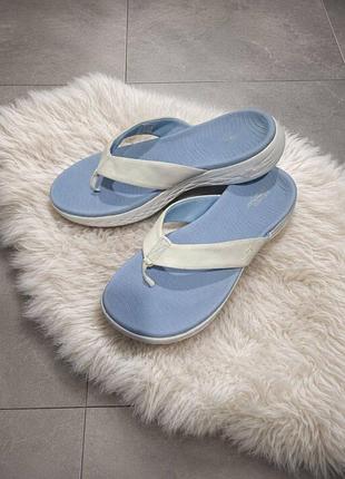 Шлепки бренд skechers. оригінал. розмір 39. устілка 25.5 см.