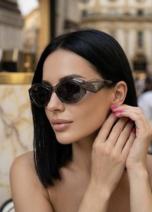 Стильні сонцезахисні окуляри prada milano — прозоро сіра рамка,