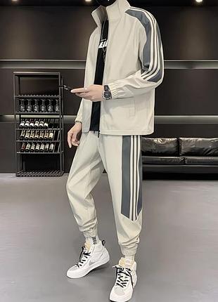 Чоловічий спортивний костюм