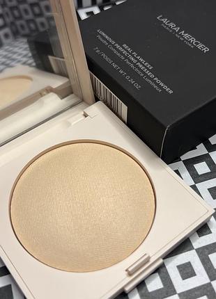 Культова компактна пудра для сяючого обличчя laura mercier real flawless luminous perfecting pressed powder (translucent)