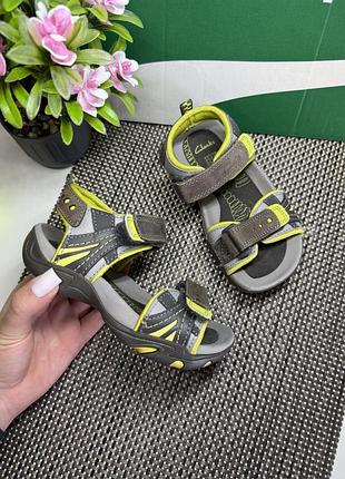 Оригинальные босоножки на липучке clarks