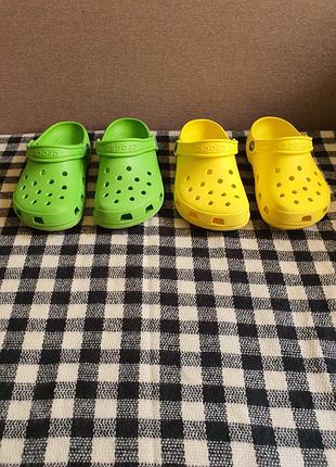 Продам 2 пары босоножек crocs, размер 1 3, длина стельки 21 см, оригинал.
