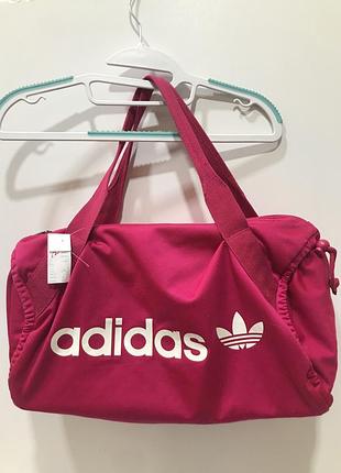 Рожева спортивна сумка adidas.
