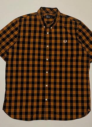 Шведка, тенниска, рубашка с коротким рукавом fred perry button down short sleeve check shirt in black and gold