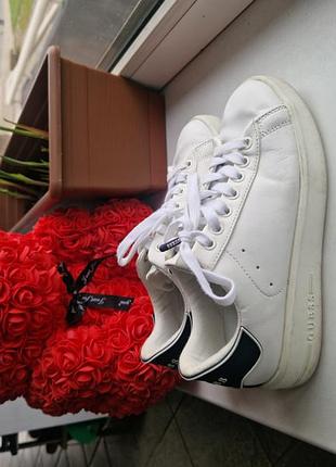 Фирменные кроссовки guess