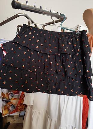 Юбка хлопковая черная многослойная модель с принтом в виде вишений h&amp;m.
